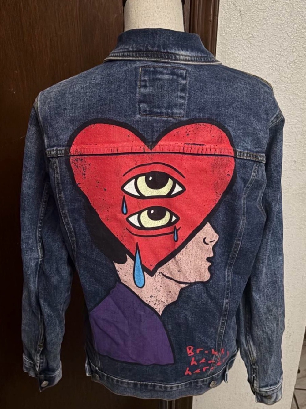 Zara unisex s
"broken heart hero's"Blue Denim
Graphic jacket